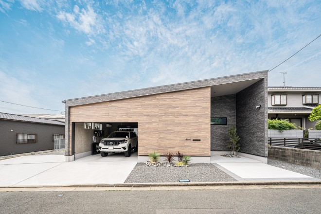 中庭×ガレージ、コの字で囲む大人の平屋