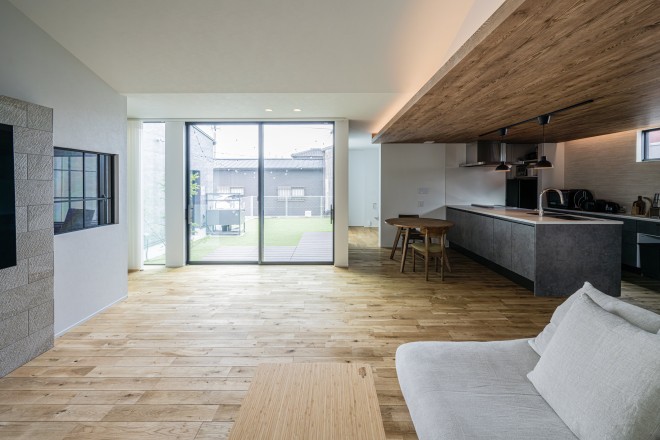 中庭×ガレージ、コの字で囲む大人の平屋