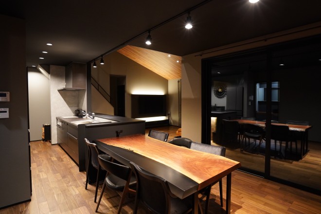 ブラックで統一されたアソビゴコロのある平屋