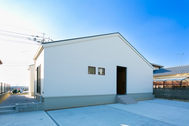 柔らかな光が差し込む中庭のある平屋