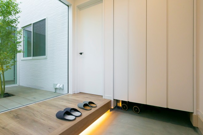 柔らかな光が差し込む中庭のある平屋