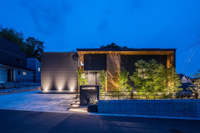 黒と木のコントラストが美しい、重厚感のあるモダンな邸宅