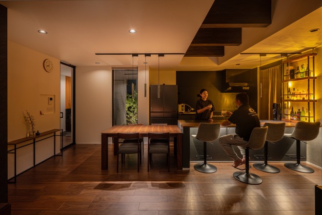 黒と木のコントラストが美しい、重厚感のあるモダンな邸宅