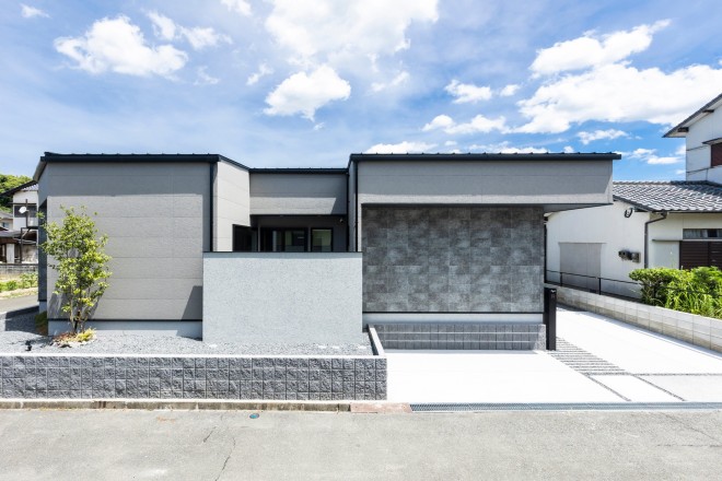 街並みにひときわ目を惹く、洗練された佇まい。