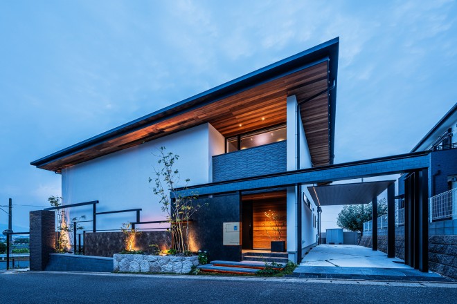 湖畔を望むオーベルジュな空間のある邸宅